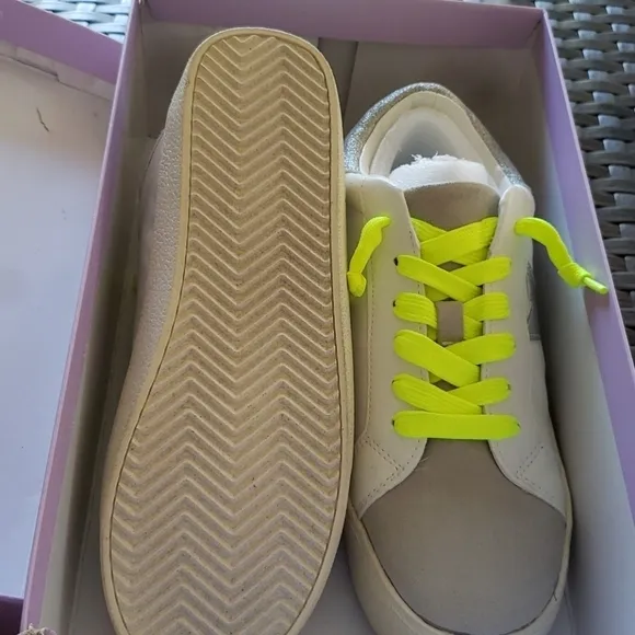 𝅺MADDEN Girl Sneakers size 6.5
