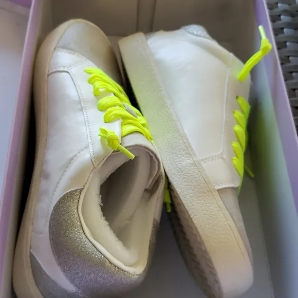 𝅺MADDEN Girl Sneakers size 6.5
