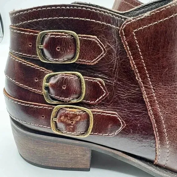 Matisse Kate Ankle Booties 8 M Womens Smooth Distressed Leather Buckle Strap Zip