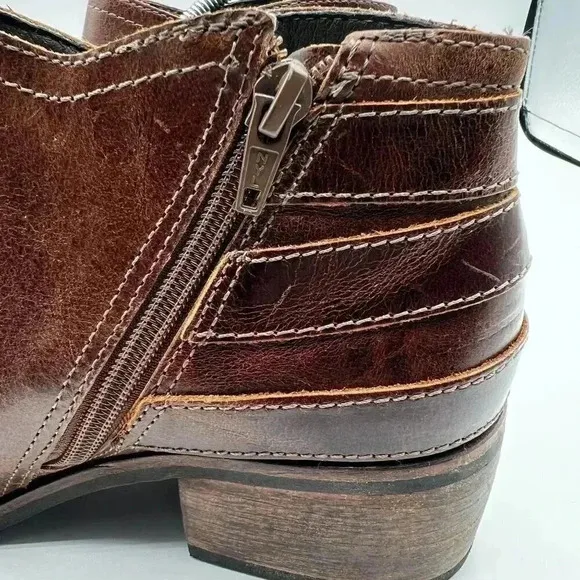 Matisse Kate Ankle Booties 8 M Womens Smooth Distressed Leather Buckle Strap Zip