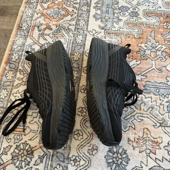 Men’s black Sketchers sneakers