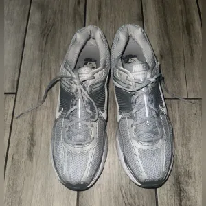 Men’s used Nike zoom Vomero 5 running training shoes size 11.5 cool grey