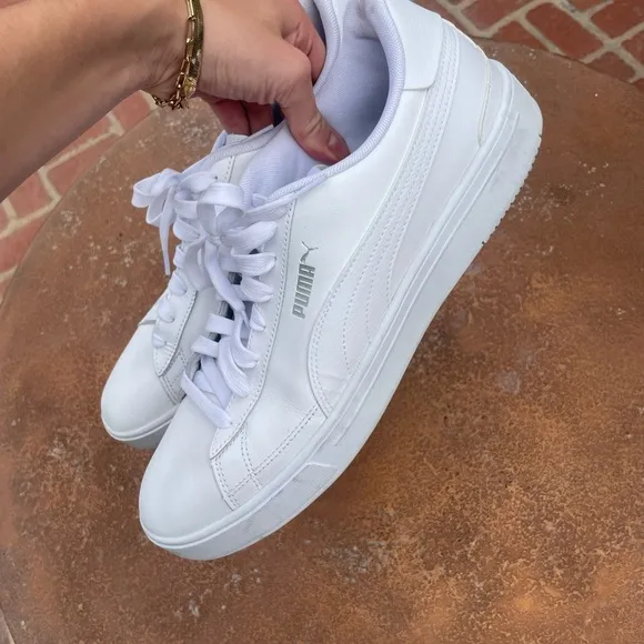 Men’s white puma sneakers sz 11Basically new