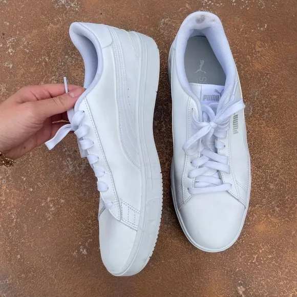 Men’s white puma sneakers sz 11Basically new