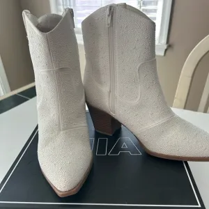 MIA KELCIE WHITE PEARL SIDEZIP COWGIRL BOOTIES BRAND NEW IN BOX SIZE 9M