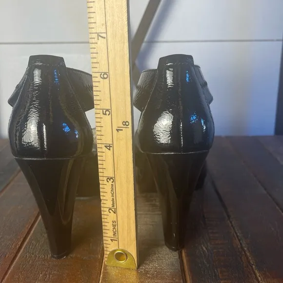 Michael Kors Berkley Black Patent T-Strap Sandals Heels Size 7.5
