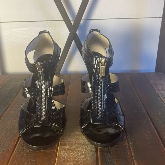 Michael Kors Berkley Black Patent T-Strap Sandals Heels Size 7.5