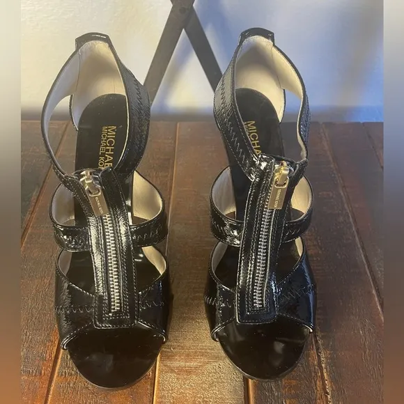 Michael Kors Berkley Black Patent T-Strap Sandals Heels Size 7.5
