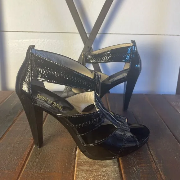 Michael Kors Berkley Black Patent T-Strap Sandals Heels Size 7.5