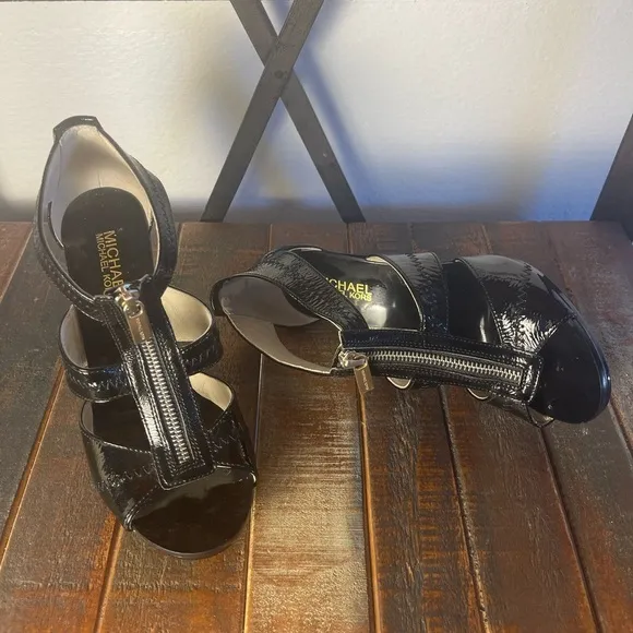 Michael Kors Berkley Black Patent T-Strap Sandals Heels Size 7.5