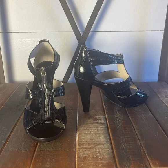 Michael Kors Berkley Black Patent T-Strap Sandals Heels Size 7.5