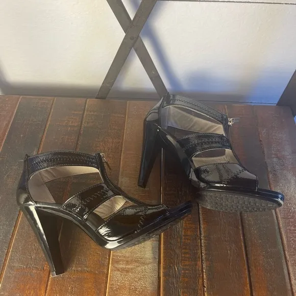 Michael Kors Berkley Black Patent T-Strap Sandals Heels Size 7.5