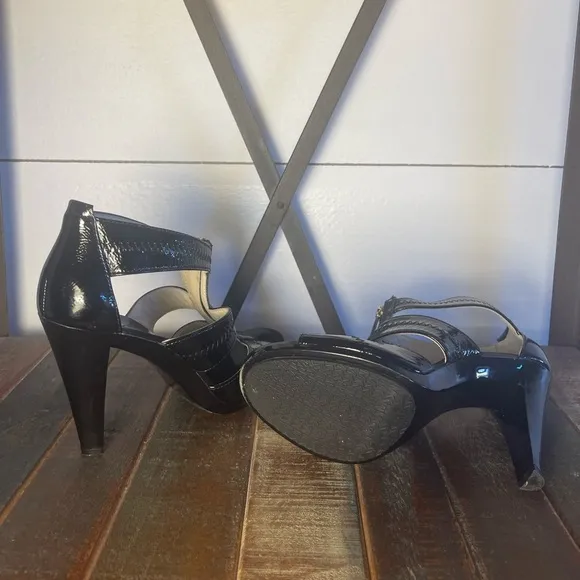 Michael Kors Berkley Black Patent T-Strap Sandals Heels Size 7.5