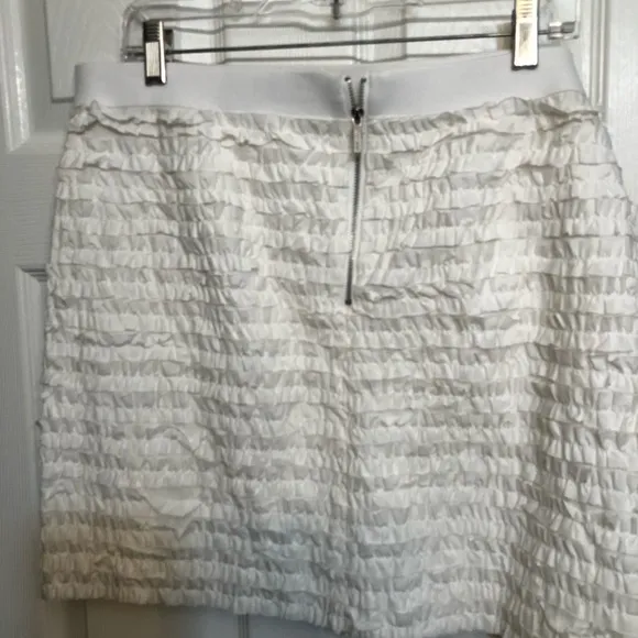 MICHEAL KORS  size 16 white skirt  tiered silk ribbon look back zip