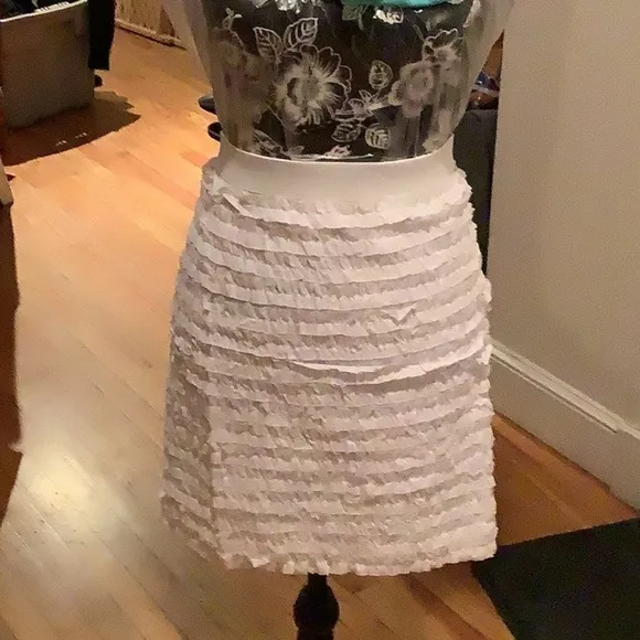 MICHEAL KORS  size 16 white skirt  tiered silk ribbon look back zip