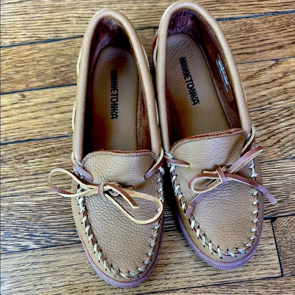 Minnetonka Women's Tan Leather Moccasins