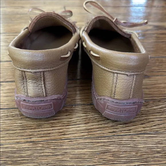 Minnetonka Women's Tan Leather Moccasins