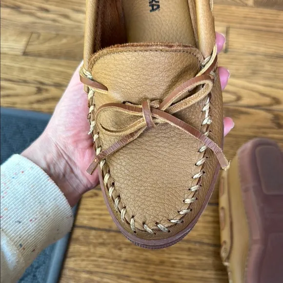 Minnetonka Women's Tan Leather Moccasins