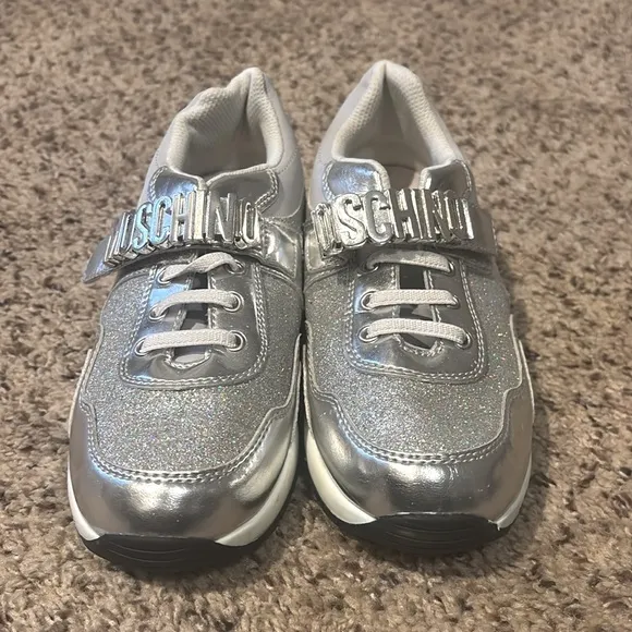 Moschino Girls' 26040. Trainers, Silver size 2