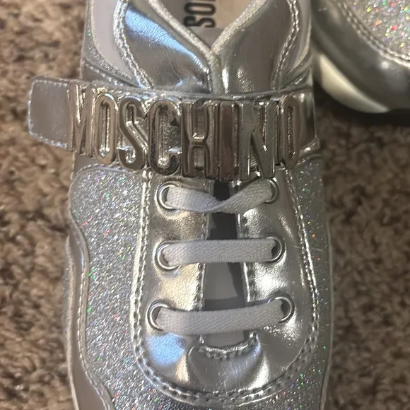 Moschino Girls' 26040. Trainers, Silver size 2