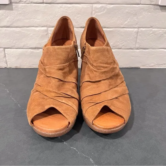 Naya sz 10 Ana tan suede peeptoe ruched ankle booties shooties