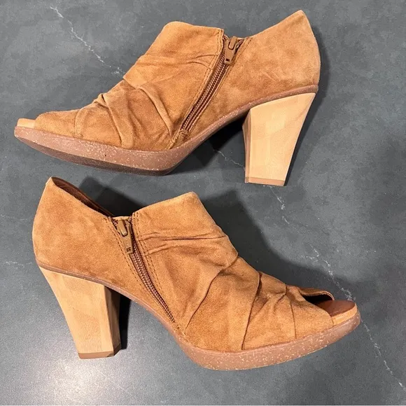 Naya sz 10 Ana tan suede peeptoe ruched ankle booties shooties
