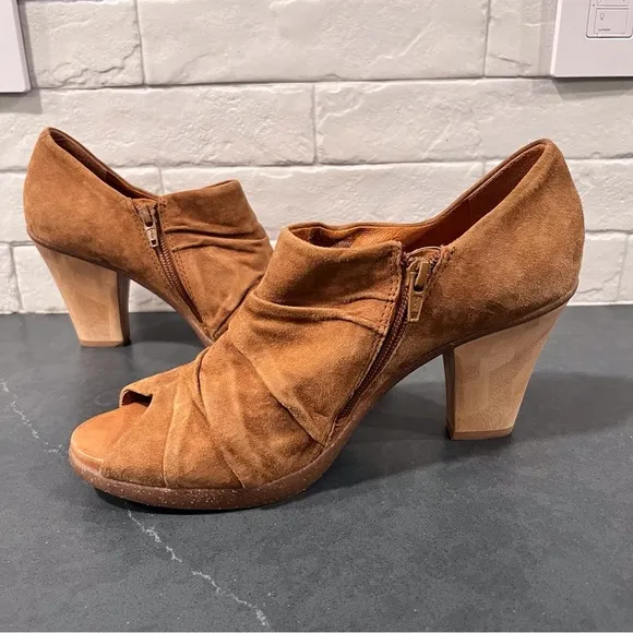 Naya sz 10 Ana tan suede peeptoe ruched ankle booties shooties