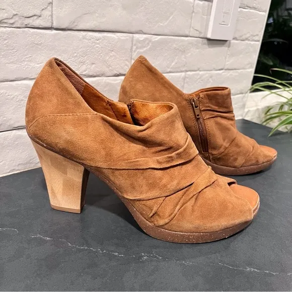 Naya sz 10 Ana tan suede peeptoe ruched ankle booties shooties