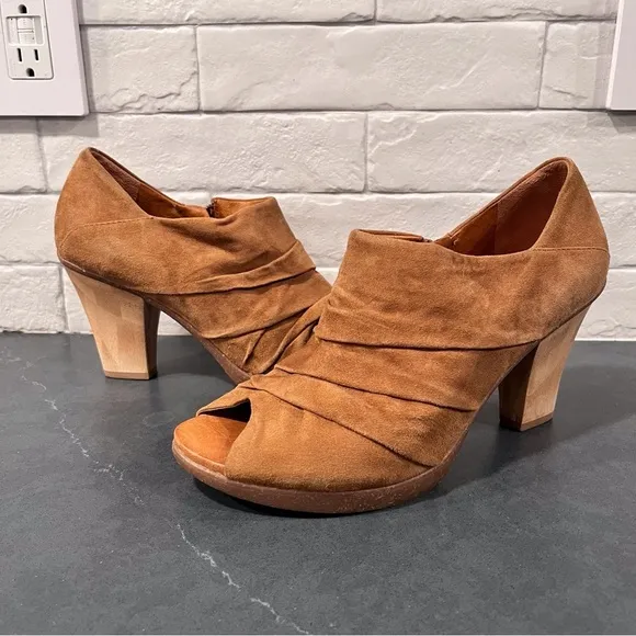 Naya sz 10 Ana tan suede peeptoe ruched ankle booties shooties