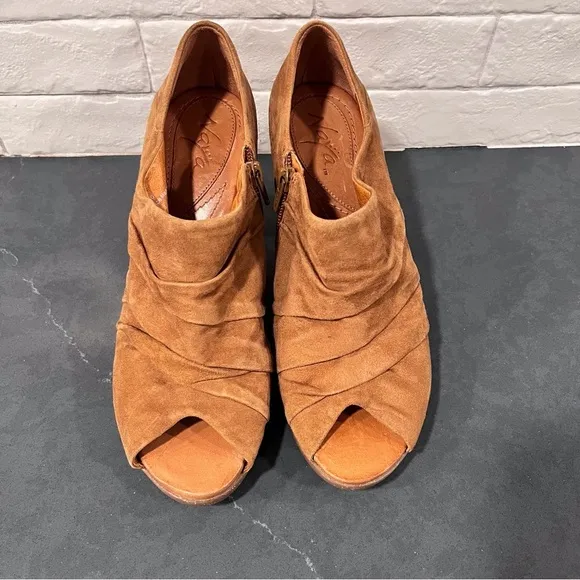 Naya sz 10 Ana tan suede peeptoe ruched ankle booties shooties
