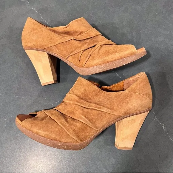 Naya sz 10 Ana tan suede peeptoe ruched ankle booties shooties