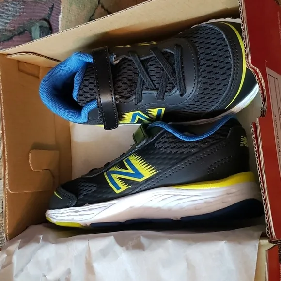 NEW Balance Boys Sneakers