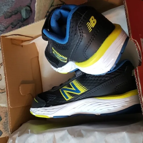 NEW Balance Boys Sneakers