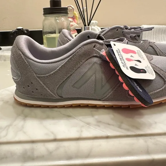 New Balance Lifestyle Mode de Vie in Grey low profile sneakers