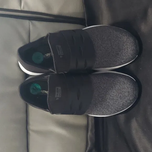 New Balance Unisex Black and Gray Sneakers Slip On