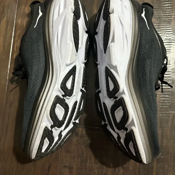 New Hoka Men's Bondi 8 Sneaker, Black/White, 10D $164