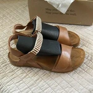 New in box Taos Brown Leather Symbol Sandals size 9 women’s outdoor summer comfy