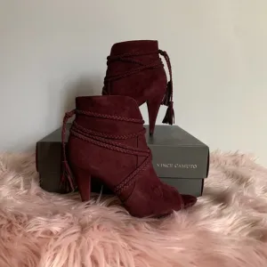 NEW IN BOX! VINCE CAMUTO VS-ASTAN SUEDE OPEN TOE ANKLE BOOTIE SHOES CABERNET
