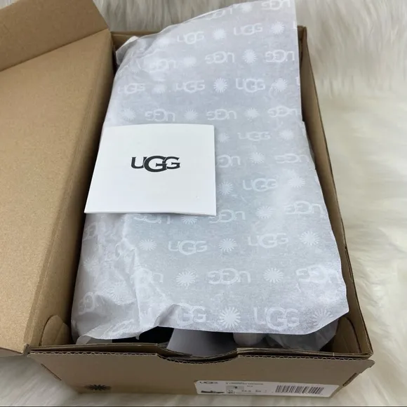 NIB UGG CAMBRIAN SNEAKERS