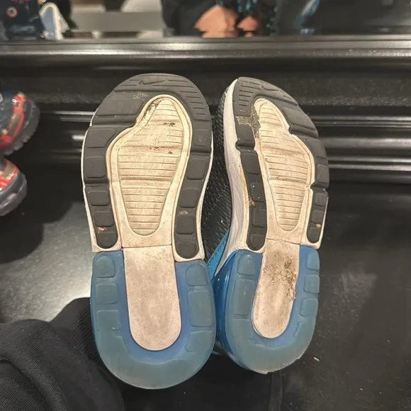 NIKE AIR 270 SNEAKERS. GOOD CONDITION. NEEDS NEW LACES