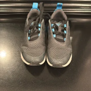 NIKE AIR 270 SNEAKERS. GOOD CONDITION. NEEDS NEW LACES
