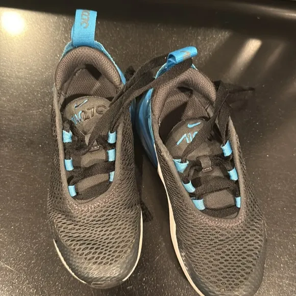 NIKE AIR 270 SNEAKERS. GOOD CONDITION. NEEDS NEW LACES