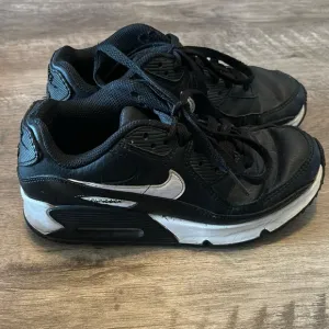 Nike air lace up sneakers size 4Y