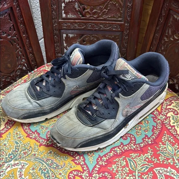 Nike Air Max Blue and Gray Sneakers Low-Top Athletic Shoes Winter 2016/17 WORN