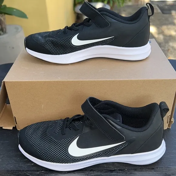 Nike boys Downshifter 9 Pre School Velcro Running Shoe Sz 3Y