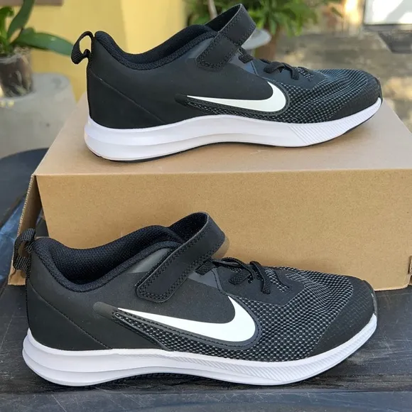 Nike boys Downshifter 9 Pre School Velcro Running Shoe Sz 3Y
