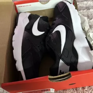 NIKE LD Kids Victory Sneakers size 6Y