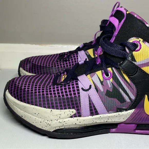 Nike Lebron Witness 7 SE GS Lakers Graffiti Sneakers Size 7Y Shoes - FD0209-001