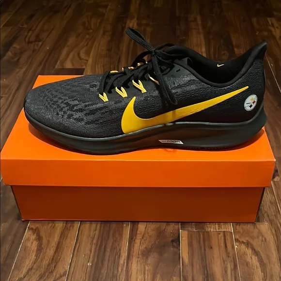 Nike Men's Black and Yellow Running Shoes