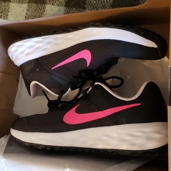 NIKE Revolution Girls Sneakers size 5y